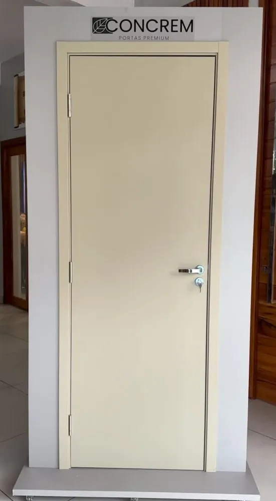 Porta Concrem na cor fendi, no expositor da loja