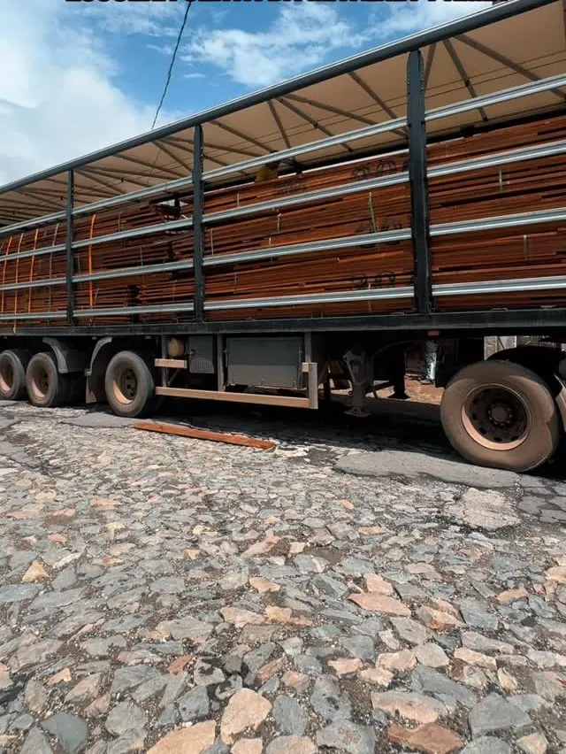 Carreta carregada de madeira chegando para a fabricação