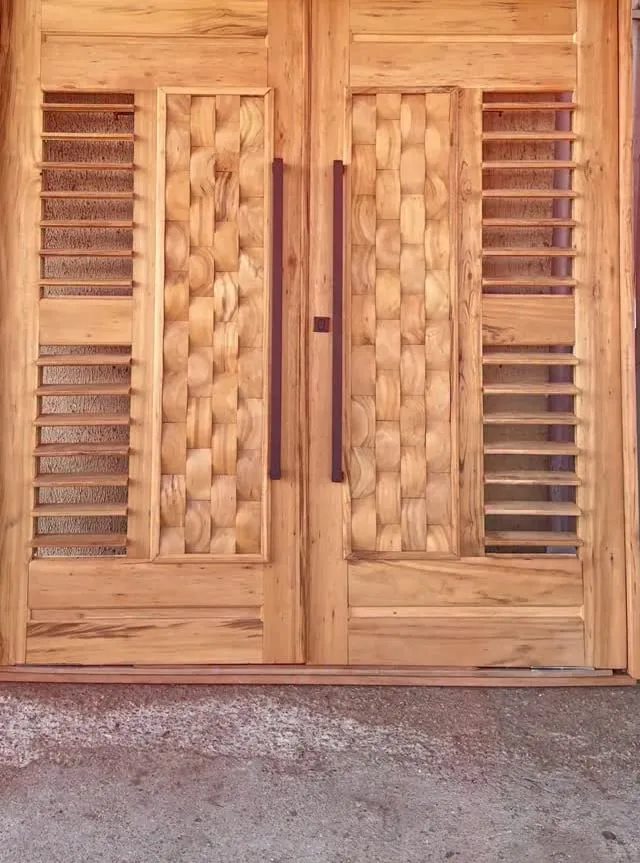 Porta Onda em muiracatiara, com laterais vazadas, na loja