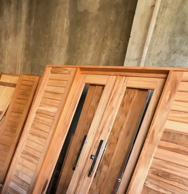 Porta de madeira feita sob medida, pronta para entrega