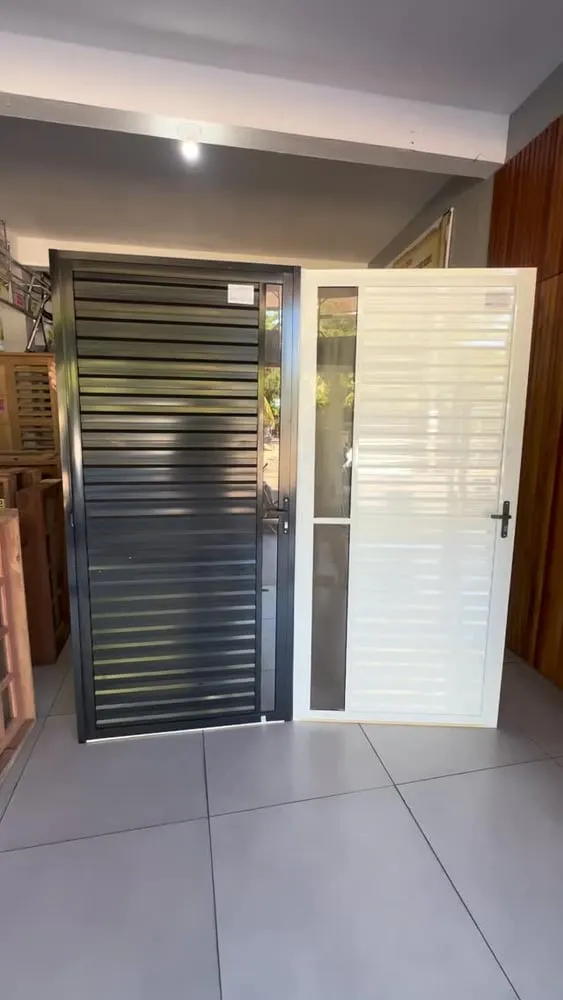 Portas de alumínio com visor, black e branco, na loja